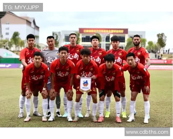 穿着足球球衣的球星们展现独特风格与场外魅力的完美融合